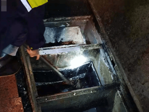 商铺排污不达标?根源在于隔油池清理不到位